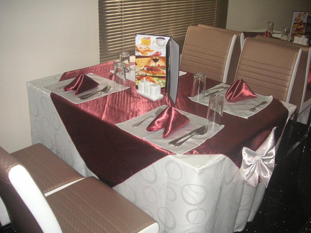 The Habitat Suites International Lagos Buitenkant foto