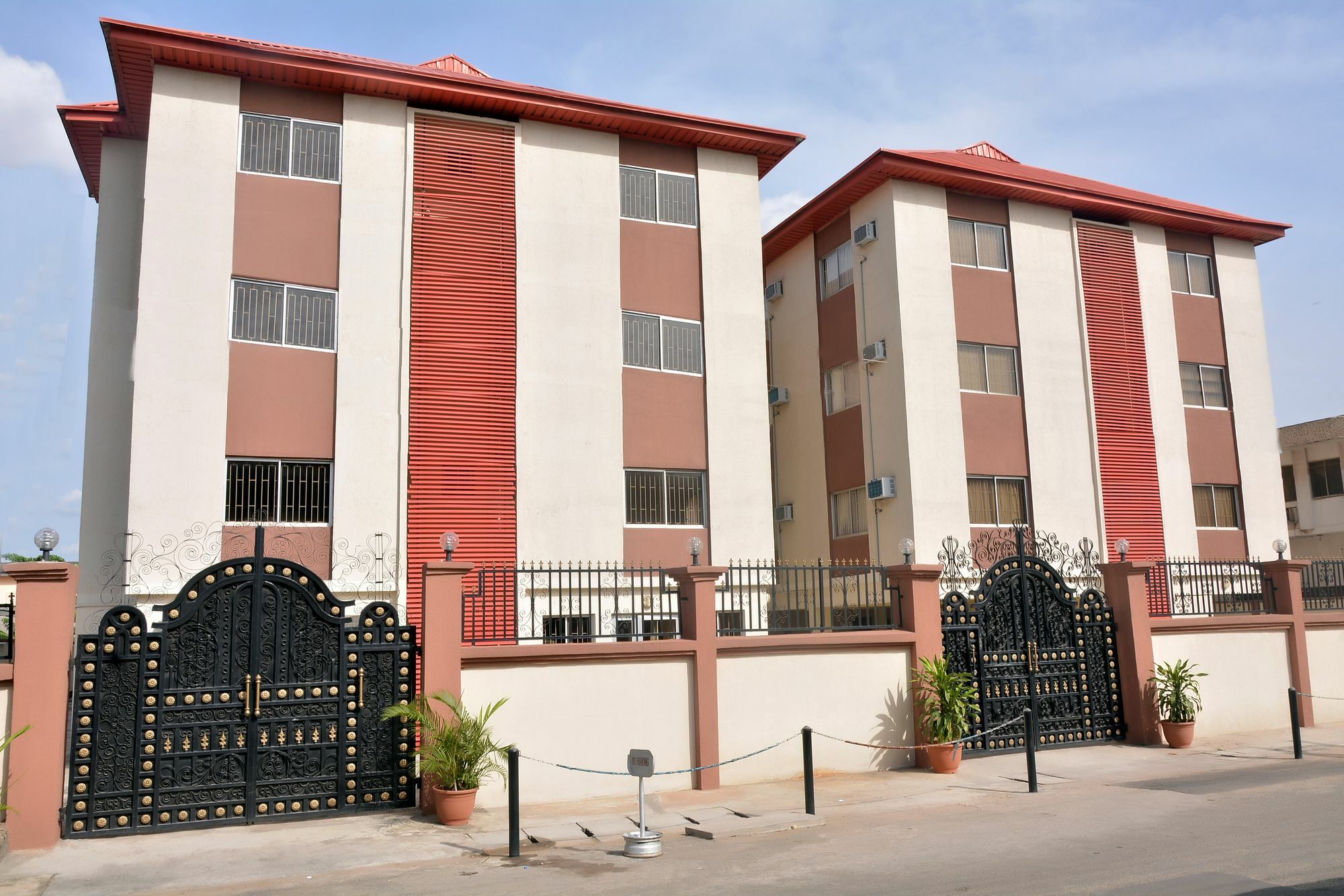 The Habitat Suites International Lagos Buitenkant foto