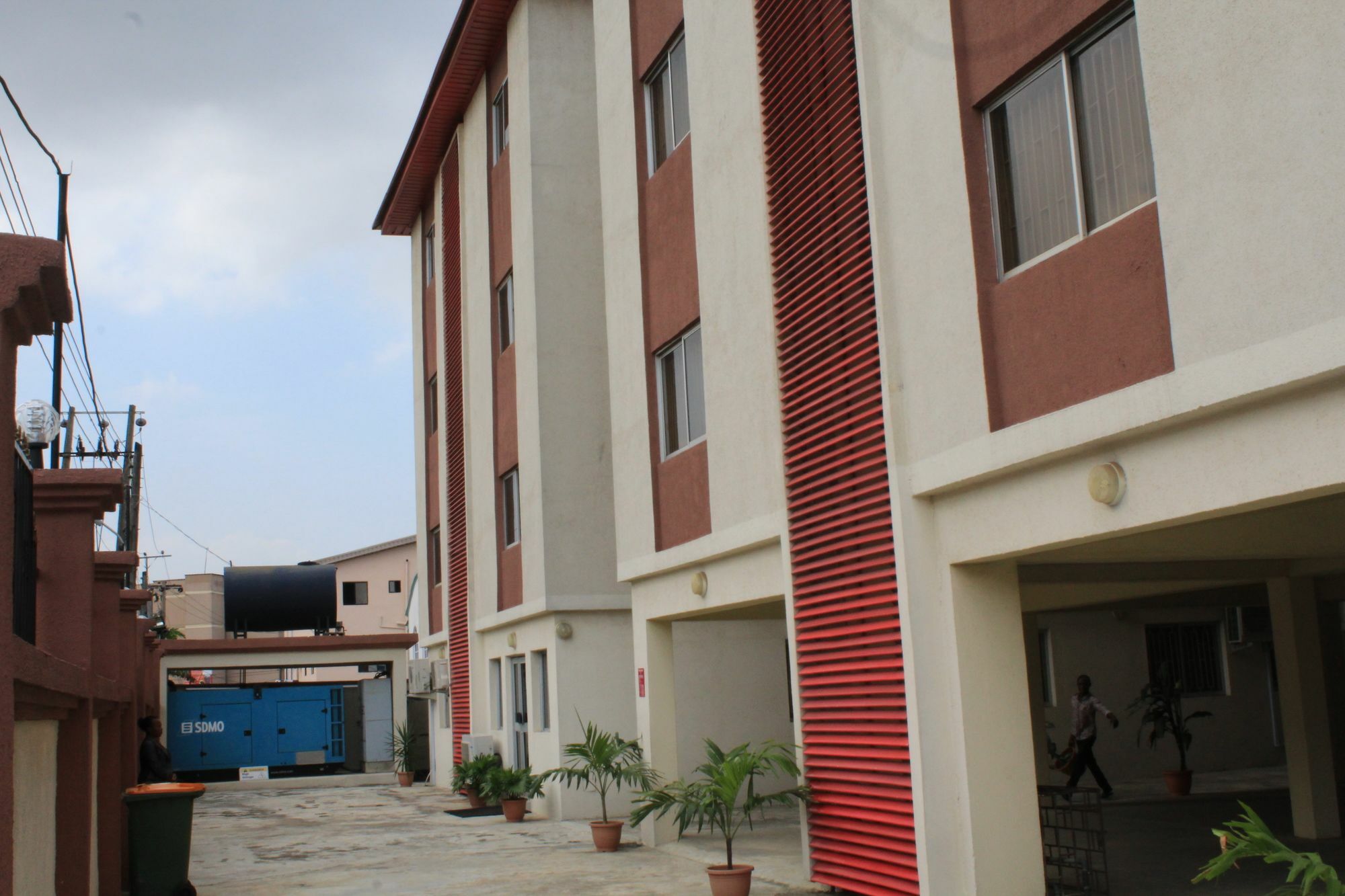 The Habitat Suites International Lagos Buitenkant foto