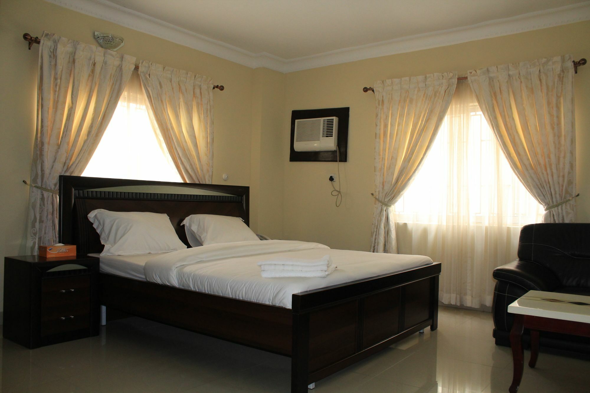 The Habitat Suites International Lagos Buitenkant foto